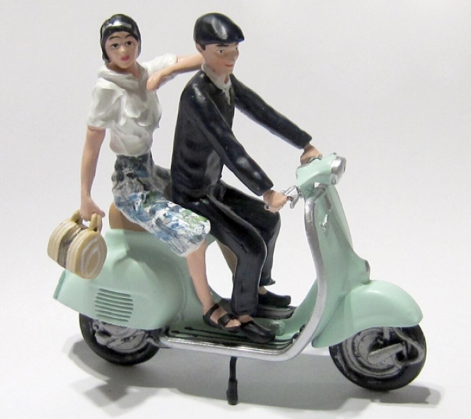 500809 - Zwei Personen auf einer VESPA